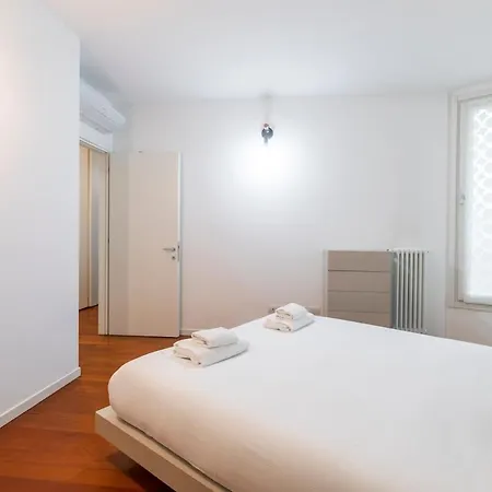 Stylish Flat In Nolo District By Metro Rovereto Διαμέρισμα